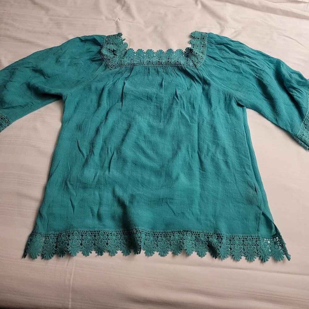 Zac and Rachel women's 100% polyester blouse, size M, 3/4 sleeve